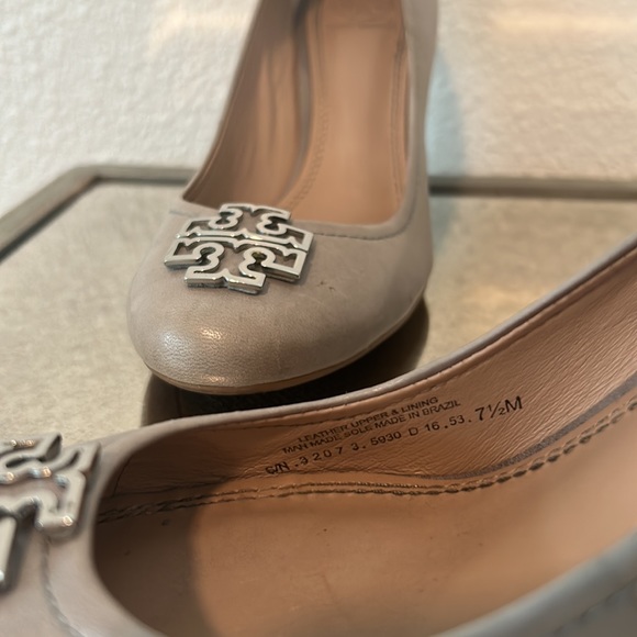Tory Burch- grey leather round toe heel w/silver metal double T logo. - Picture 5 of 5
